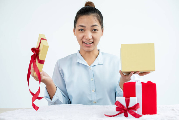 Les femmes asiatiques heureuses d'ouvrir des boîtes surprises sont stupéfiées par l'excitation, la joie et le sourire pendant les vacances, Noël, l'anniversaire ou la Saint-Valentin concept. - Photo, image