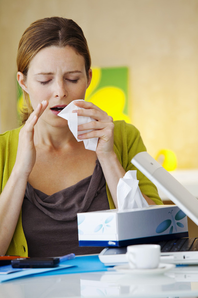 Mujer estornudando - Foto, Imagen