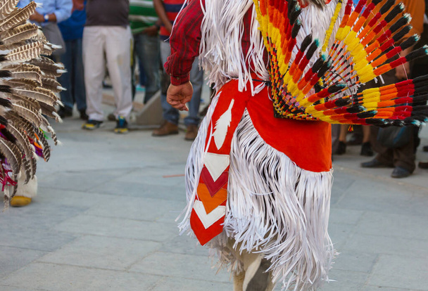 Az amerikai őslakos táncosok bemutatják San Salvador tradicionális táncait. - Fotó, kép