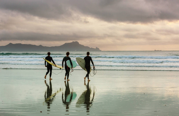 surferzy na plaży oceanicznej w Nowej Zelandii - Zdjęcie, obraz