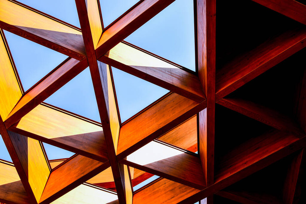 屋根工事。木造屋根フレームハウス建設。概要構造の背景。木の質感のパターン。アーキテクチャの最小限の概念。ビジュアルアート。概念写真. - 写真・画像