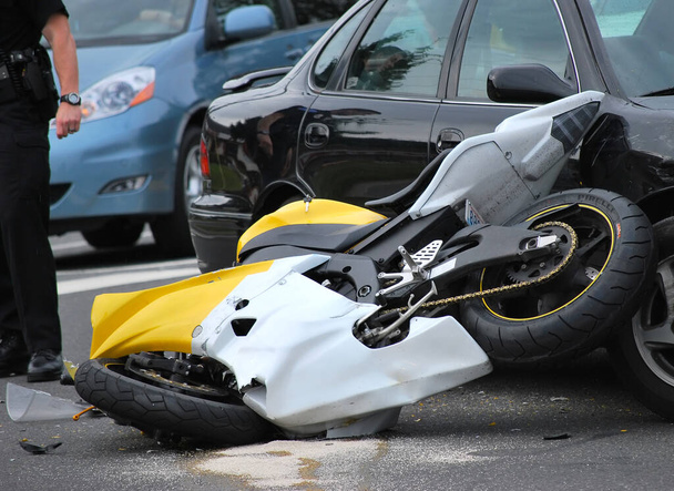 Accidente de coche y motocicleta causado por un conductor ebrio exceso de velocidad. - Foto, imagen