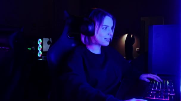 Twee meisjes spelen een online spel in de neon gaming club - waardoor elkaar een high five - Video