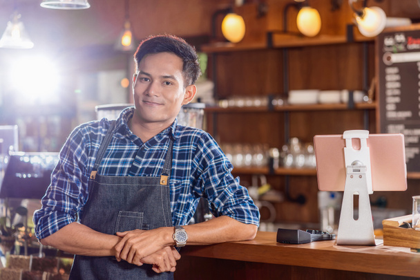アジアの若者の肖像カウンターバー、起業家やスタートアップの前にコーヒーショップを持つ小さなビジネスオーナー、カフェストアやレストランで顧客へのサービスのための準備、ビジネスパートナーの概念 - 写真・画像