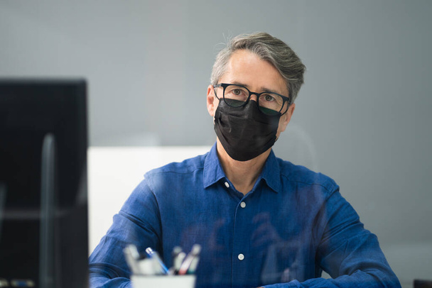 Receptionist In Mask At Medical Center Covid Office - Foto, Bild