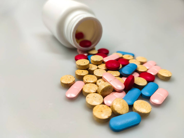 Kleurrijke medicijnpillen op tafel - Foto, afbeelding