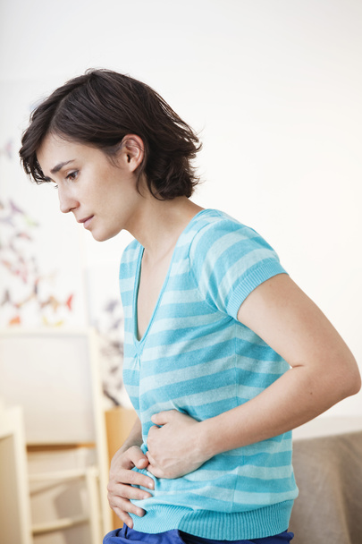 abdominale pijn in een vrouw - Foto, afbeelding