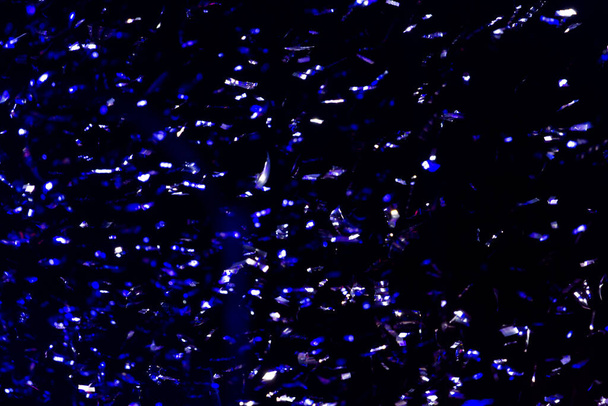 confettis volant sur fond noir - Photo, image