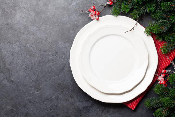 Χριστουγεννιάτικο τραπέζι με άδειο πιάτο και χριστουγεννιάτικη διακόσμηση. Πάνω όψη επίπεδη θέσει με αντίγραφο χώρου - Φωτογραφία, εικόνα