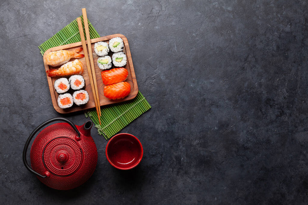 Set de sushi japonés. Vista superior plano con espacio de copia - Foto, Imagen