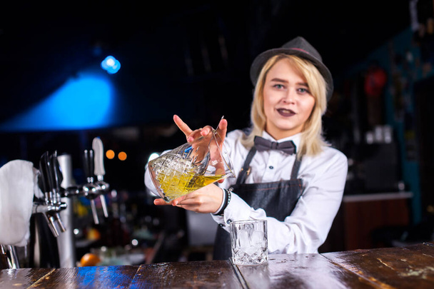 Dziewczyna barman przygotowuje koktajl w piwiarni - Zdjęcie, obraz