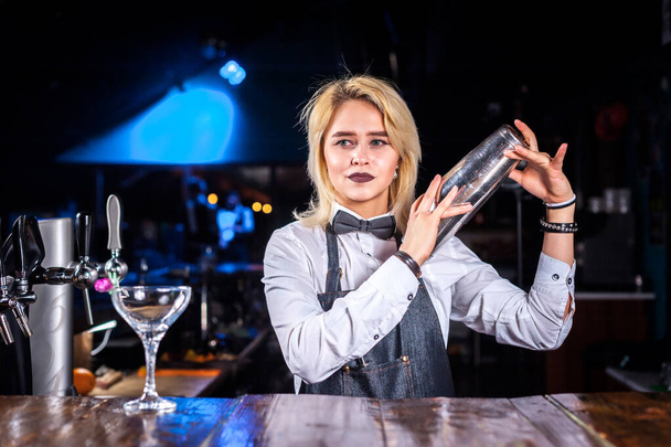 Dziewczyna barman robi koktajl w domu publicznym - Zdjęcie, obraz