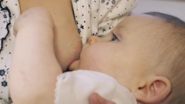 Szoptatás. Anya szoptatja a babát.. - Felvétel, videó