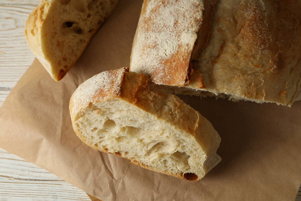 Pečení papíru s chlebem na bílém dřevěném pozadí - Fotografie, Obrázek