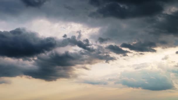 piękne ciemne dramatyczne niebo z burzliwymi chmurami upływ czasu - Materiał filmowy, wideo