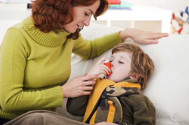 behandeling van astma, kind - Foto, afbeelding