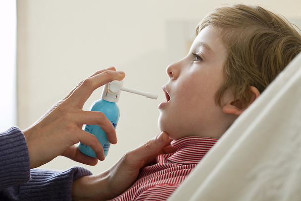 dítě pomocí spreje v ústech - Fotografie, Obrázek
