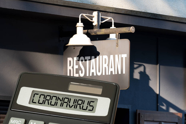 Restaurant, rekenmachine en corona virus - Foto, afbeelding