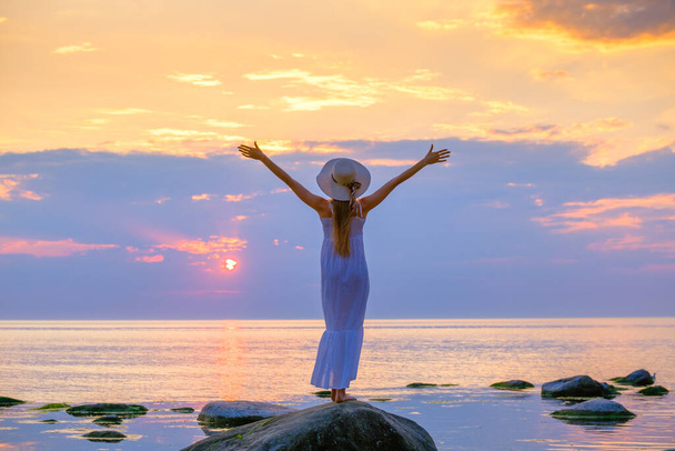 Mujer delgada disfrutando de la libertad cerca del mar - Foto, Imagen
