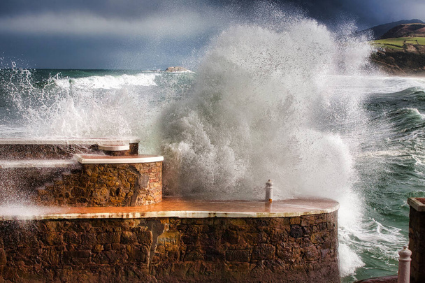 Uma grande onda no porto de Zarautz - Foto, Imagem