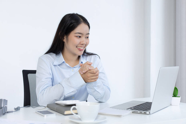 Mujer asiática está estudiando en línea a través de Internet con una sonrisa alegre, quedarse en casa, Nueva normal, Covid-19 coronavirus, distanciamiento social, aprendizaje en Internet. - Foto, imagen