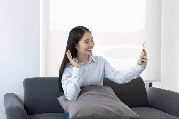 Genç Asyalı kadınlar, Vdo 'nun yabancı arkadaşlarıyla son teknoloji üzerinden konuşuyorlar. 5G yüksek hız, cep telefonuyla internet sohbeti.. - Fotoğraf, Görsel