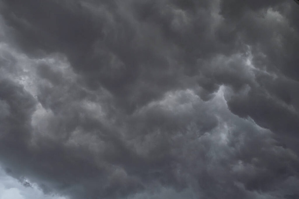 Ciemne chmury burzowe przed deszczem wykorzystywane do tła klimatu. Chmury stają się ciemnoszare przed deszczem. Abstrakcyjne dramatyczne tło. - Zdjęcie, obraz
