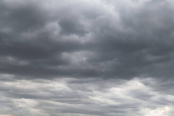 Nubes de tormenta oscura antes de la lluvia utilizadas para el fondo climático. Las nubes se vuelven grises oscuras antes de llover. Fondo dramático abstracto. - Foto, imagen