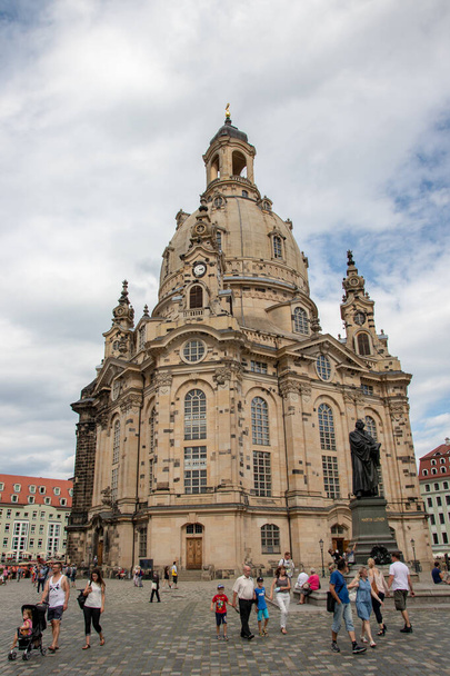 DRESDEN, SAXONY, GERMANY - 22 AUGUST 2020: A view of the baroque Frauenkirche on the Neuer Markt in the centre of Dresden. A popular excursion destination and symbol of the peace movement. - Fotoğraf, Görsel