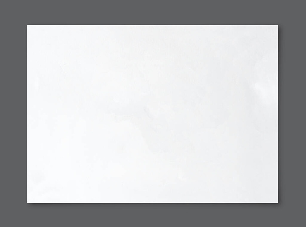 Wit papier blad geïsoleerd op grijze achtergrond met clipping pad. - Foto, afbeelding