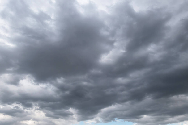 Nubes de tormenta oscura antes de la lluvia utilizadas para el fondo climático. Las nubes se vuelven grises oscuras antes de llover. Fondo dramático abstracto. - Foto, imagen