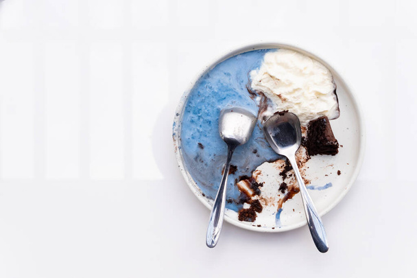 Абстрактное шоколадное мороженое на белом фоне. Крупный план. - Фото, изображение