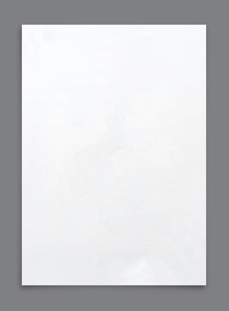 Hoja de papel blanco aislada sobre fondo gris con ruta de recorte. - Foto, Imagen