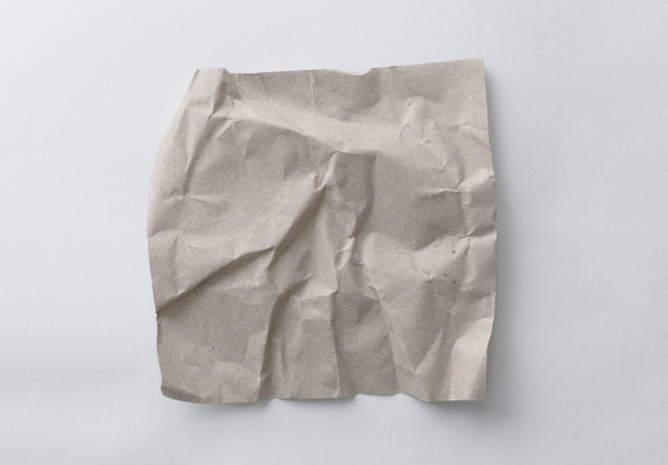 Rides brunes recyclent fond de papier. Papier brun froissé sur fond blanc, peut utiliser des bannières de texte produits ou cartes de visite. - Photo, image
