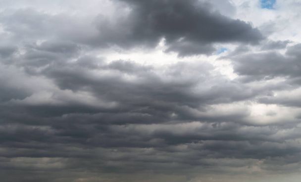 Tummat myrskypilvet ennen sadetta käytetään ilmastotausta. Pilvistä tulee tummanharmaita ennen sadetta. Abstrakti dramaattinen tausta. - Valokuva, kuva