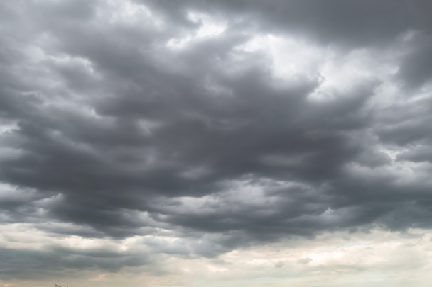 Nubes de tormenta oscura antes de la lluvia utilizadas para el fondo climático. Las nubes se vuelven grises oscuras antes de llover. Fondo dramático abstracto. - Foto, Imagen