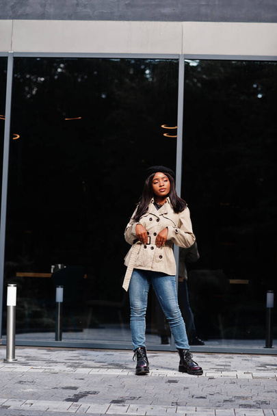 Fashionable african american woman wear beret and coat posing outdoor. - Φωτογραφία, εικόνα