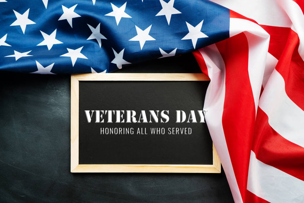 Día de los veteranos. Honrando a todos los que sirvieron. Bandera americana y marco de madera sobre fondo negro. - Foto, imagen