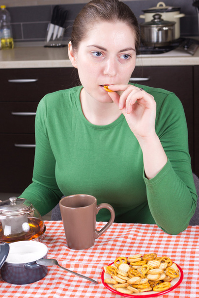 Young girl drinking tea at kitchen - Фото, зображення
