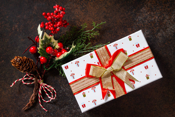 Weihnachten oder Neujahr. Weihnachtsgeschenke Geschenk rote Schachtel und Baumzweig Dekor. Draufsicht flacher Hintergrund. - Foto, Bild