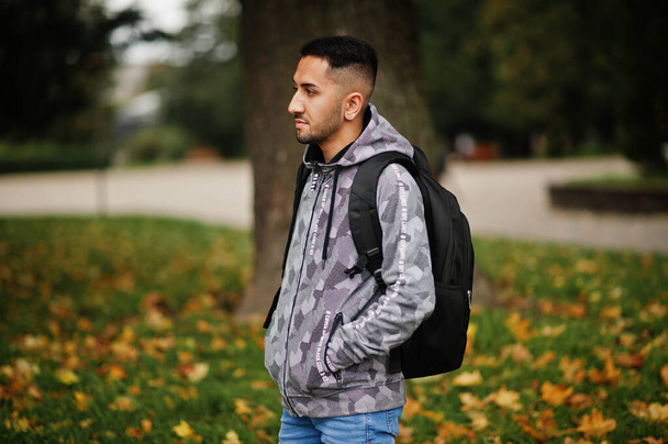 Diák kuwaiti férfi visel kapucnis kapucnis hátizsák. - Fotó, kép
