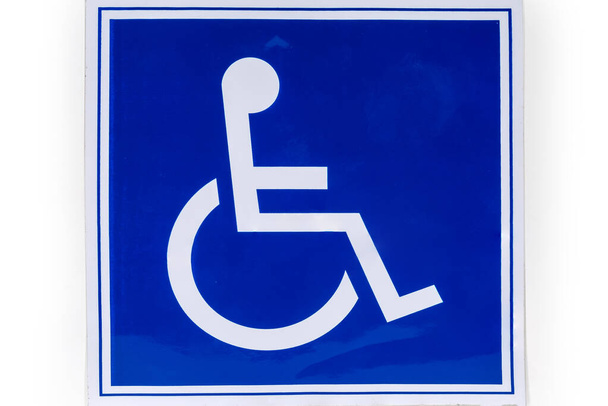Uluslararası Erişim Sembolü 'nün resmi ya da beyaz arka planda tekerlekli sandalye sembolü olan mavi film etiketi - Fotoğraf, Görsel
