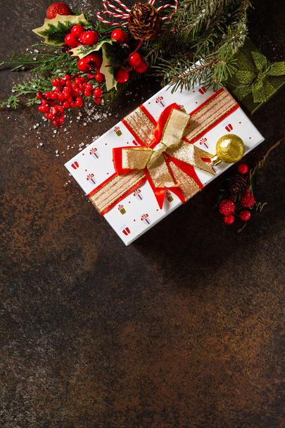 Χριστούγεννα ή Πρωτοχρονιά έννοια. Χριστουγεννιάτικα δώρα δώρο κόκκινο κουτί και δέντρο διακόσμηση υποκατάστημα. Αντιγραφή χώρου. - Φωτογραφία, εικόνα