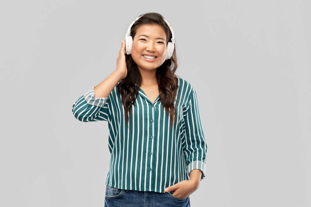 asian woman in headphones listening to music - Photo, Image