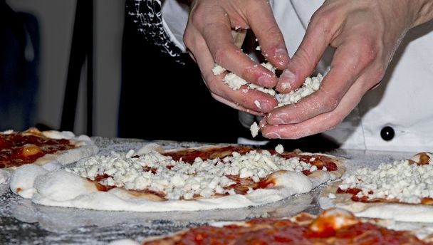 Vörösök és fehérek pizzák - Fotó, kép