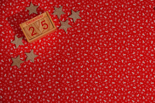 Composition vacances de Noël sur fond rouge avec espace de copie pour votre texte - Photo, image