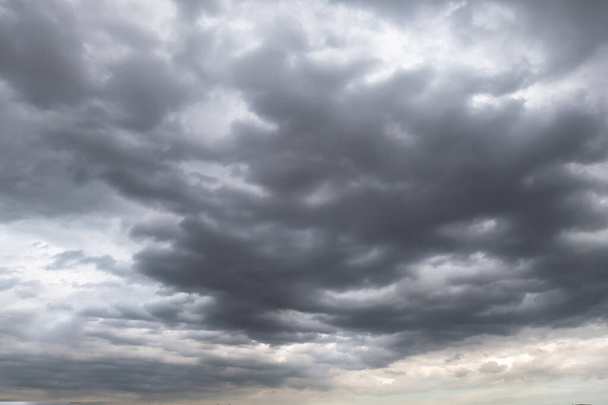 Nubes de tormenta oscura antes de la lluvia utilizadas para el fondo climático. Las nubes se vuelven grises oscuras antes de llover. Fondo dramático abstracto. - Foto, Imagen