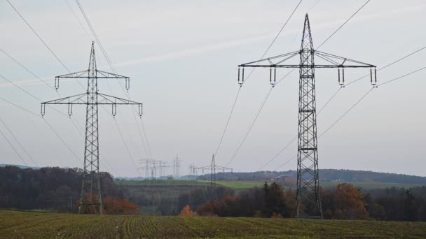 Grote zendmasten op het platteland. Verschillende soorten elektriciteitspylen op het platteland.  - Video
