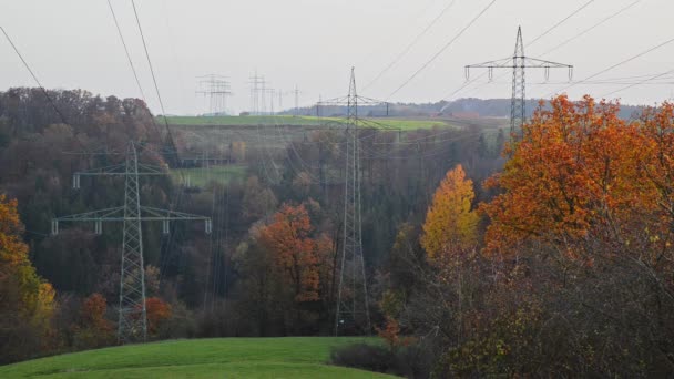 田舎の大きな送電塔。田舎のさまざまなタイプの電気パイロン.  - 映像、動画