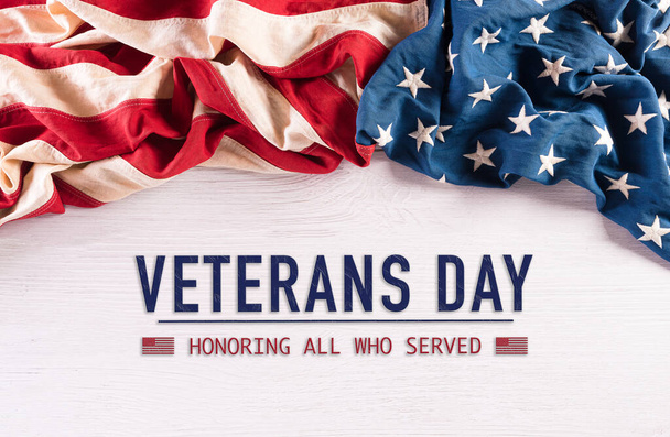 Šťastný Den veteránů. Americké vlajky na bílém dřevěném pozadí. 11. listopadu. - Fotografie, Obrázek